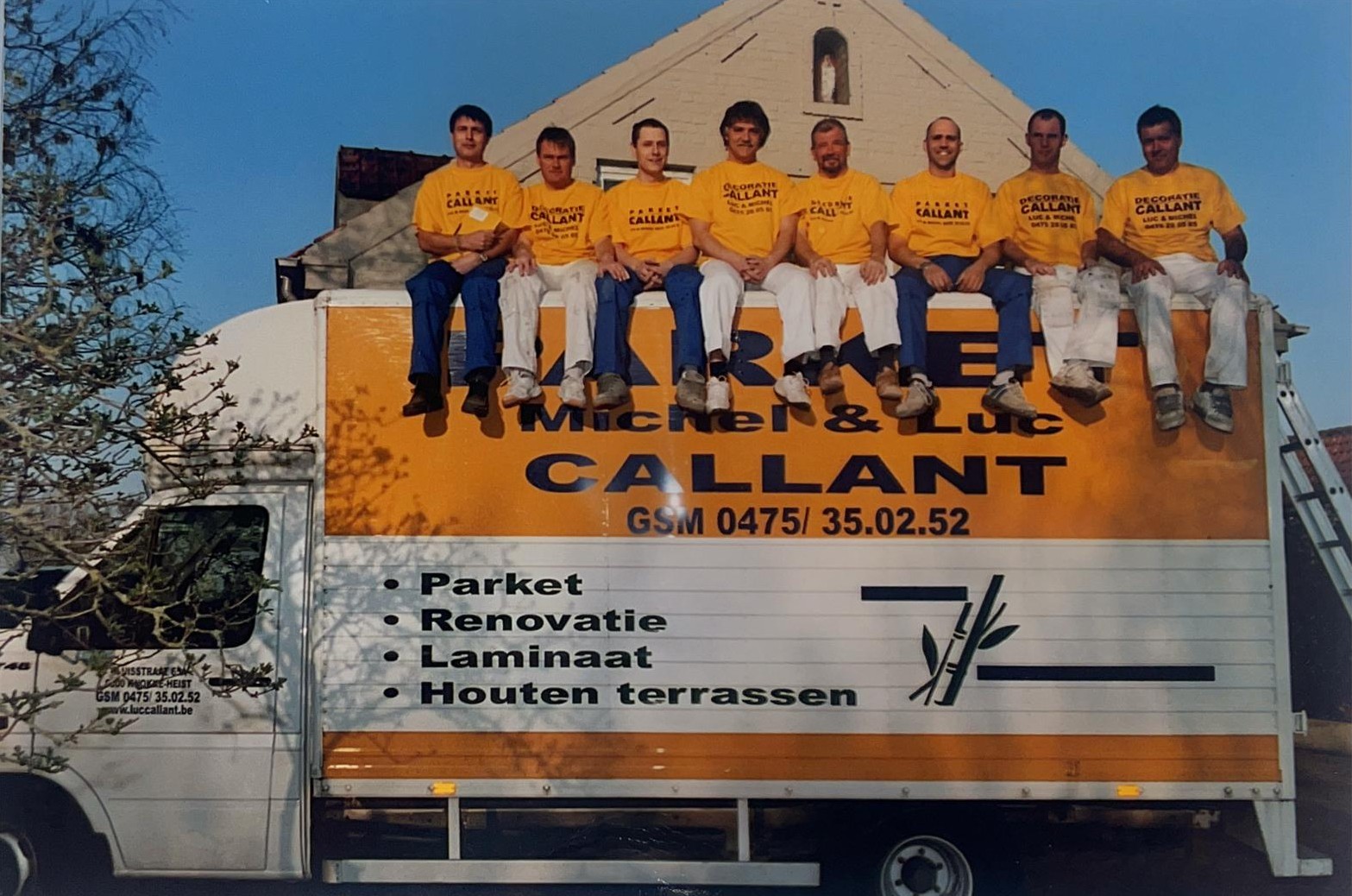 Historische groepsfoto van het team van Callant op de bedrijfswagen