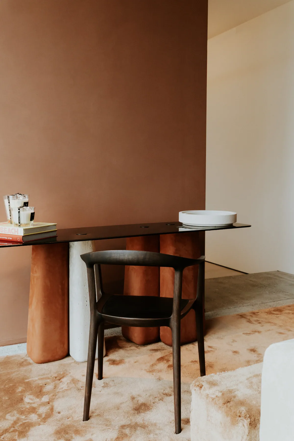 Maatwerk bureau en wandafwerking