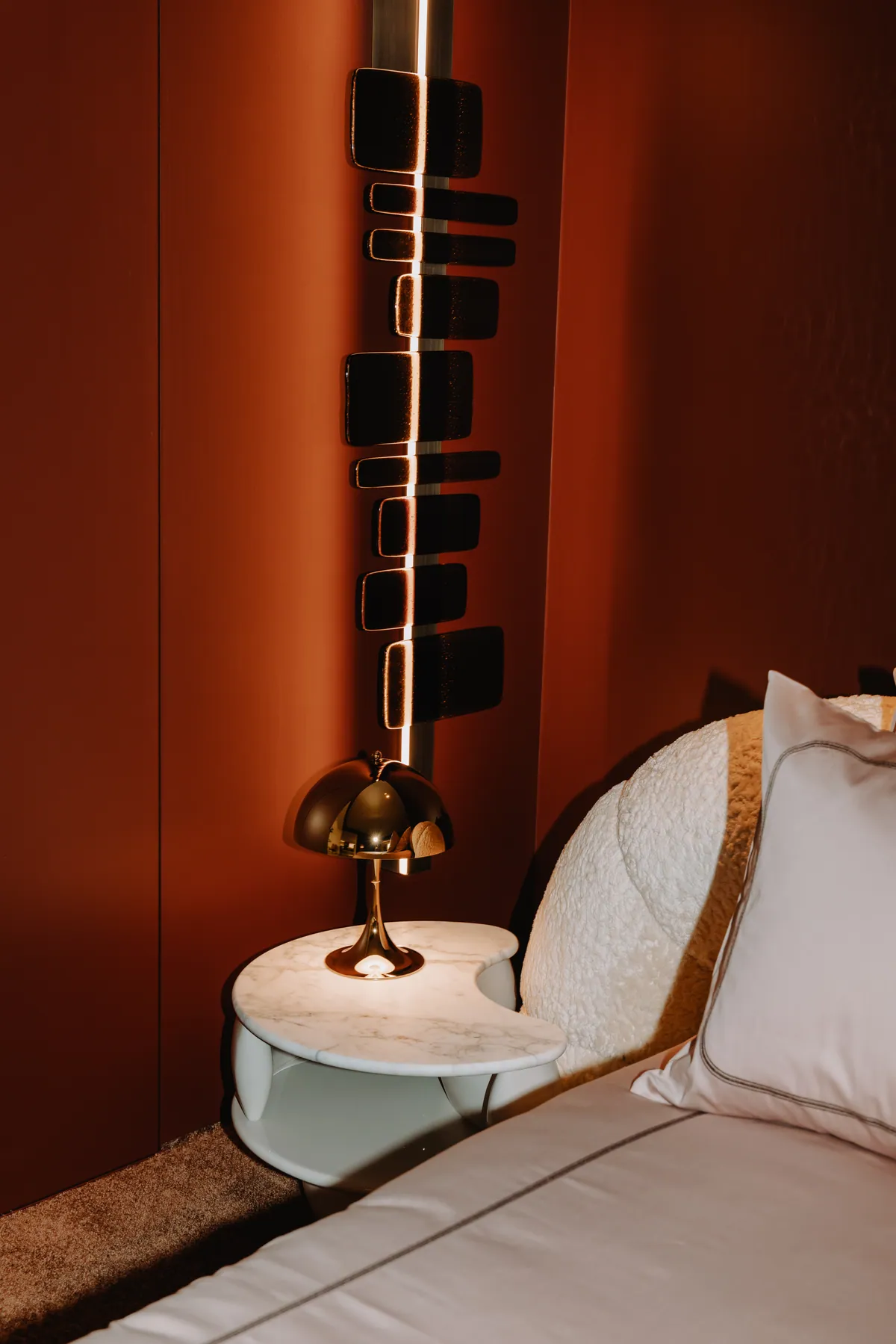 Slaapkamer met warme wandafwerking