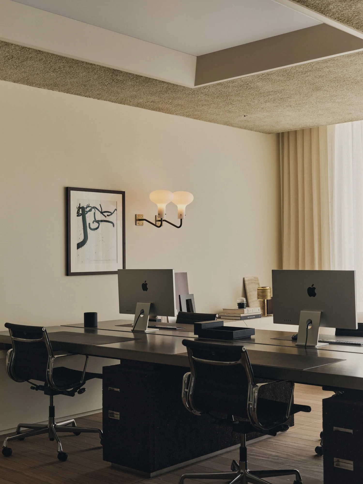 Werkplek met maatwerkbureau en kunst