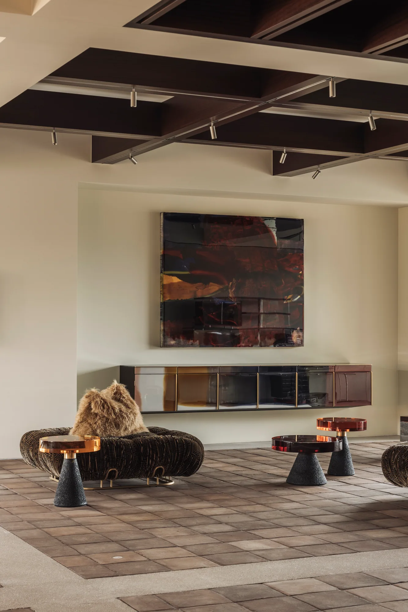 Lounge met kunst en donker maatwerk