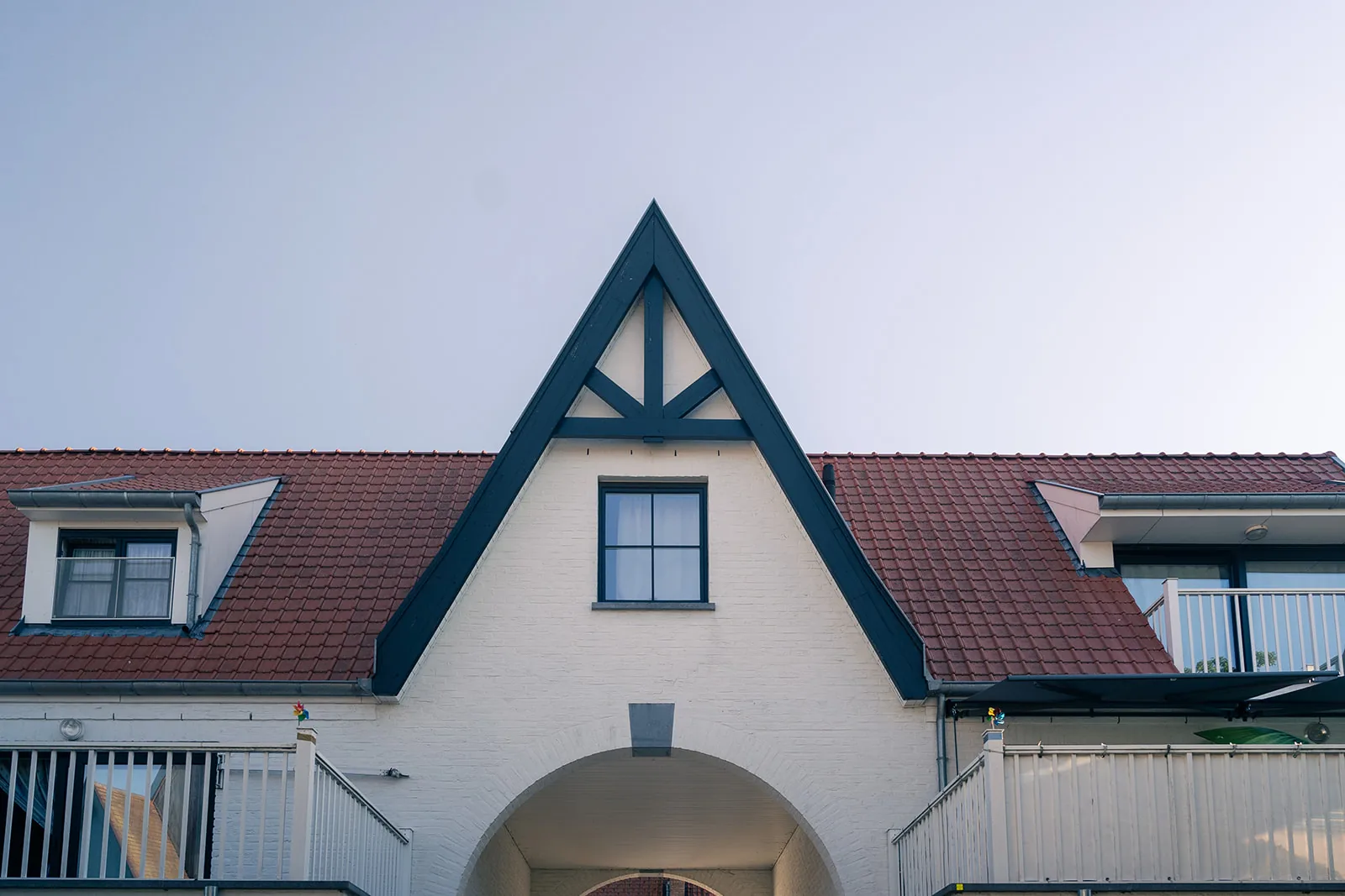 Gerenoveerde gevel met geschilderd houtwerk