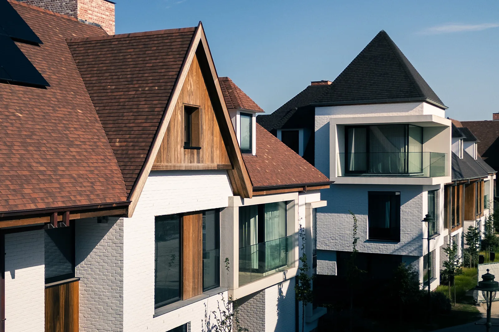 Woonproject met geschilderde baksteengevels