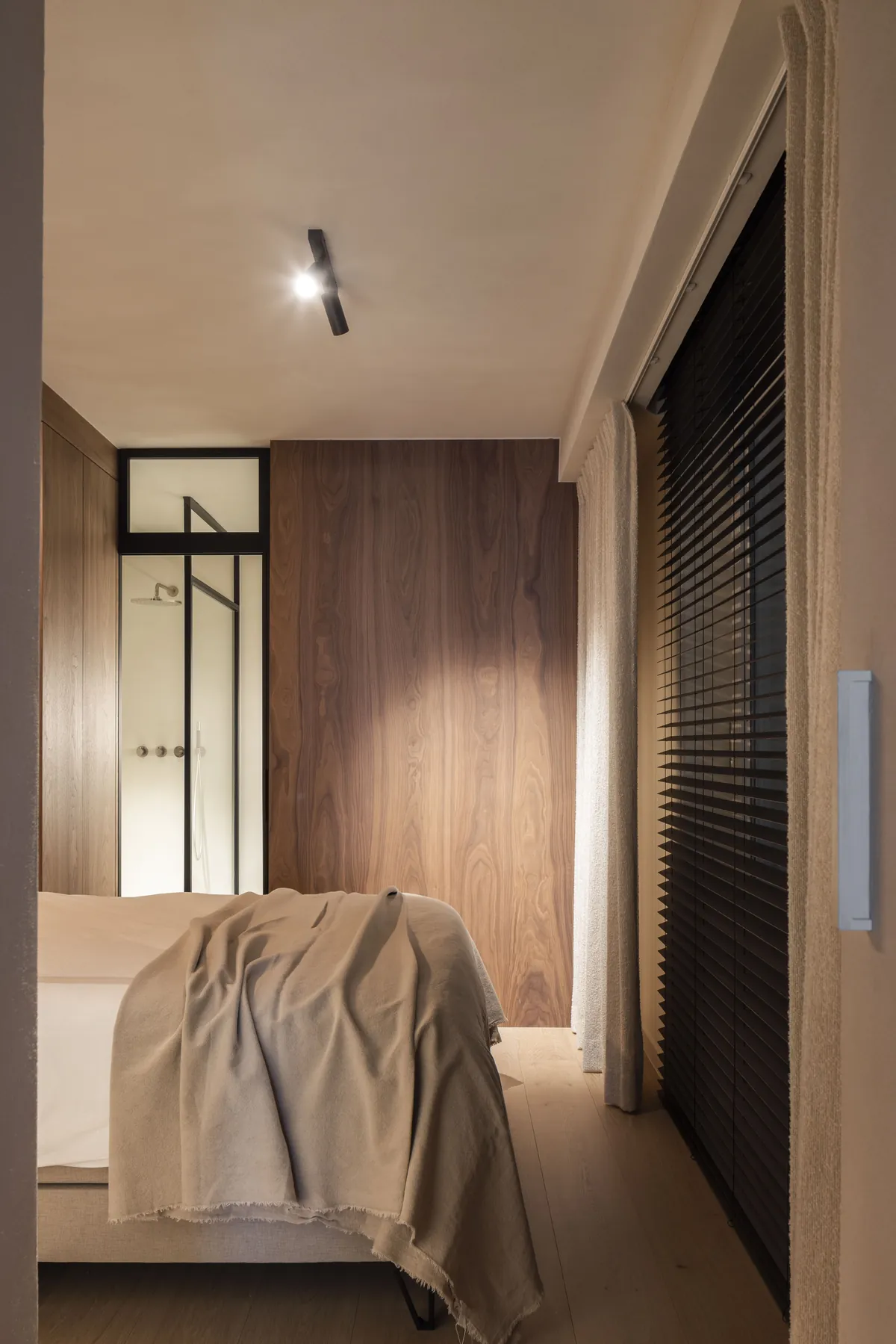 Slaapkamer met notelaar en raamdecoratie