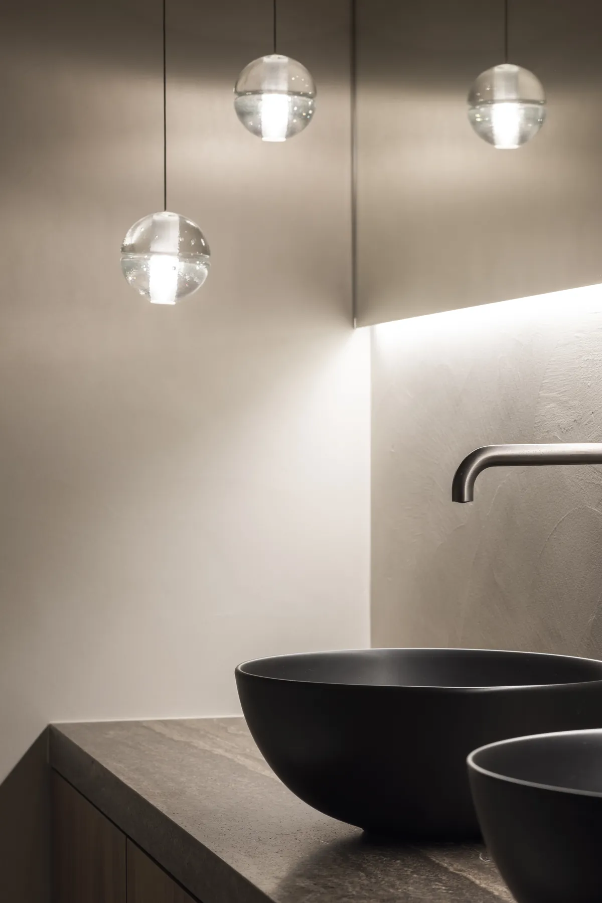 Wastafel met minerale wandafwerking