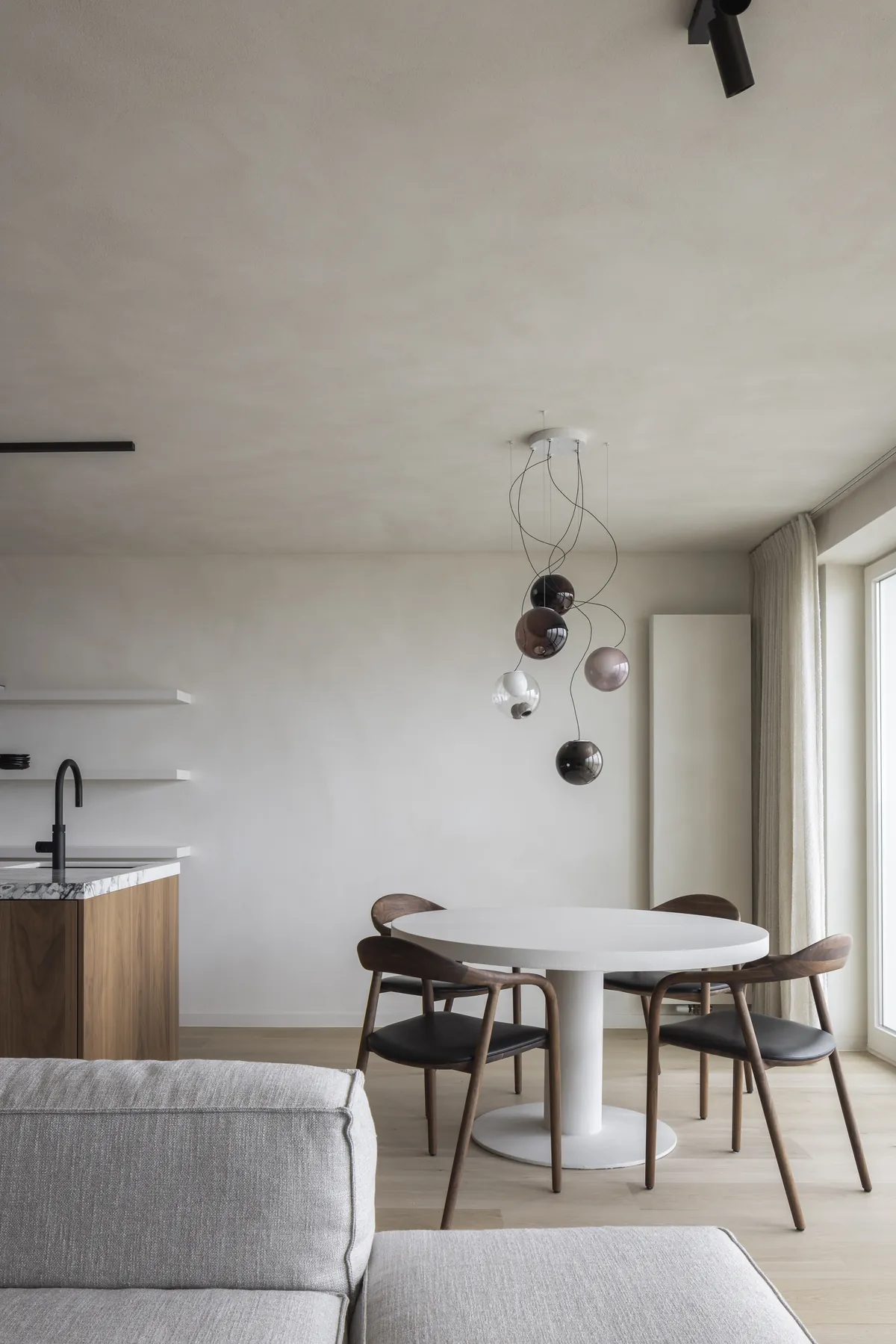 Eetruimte met sculpturale verlichting