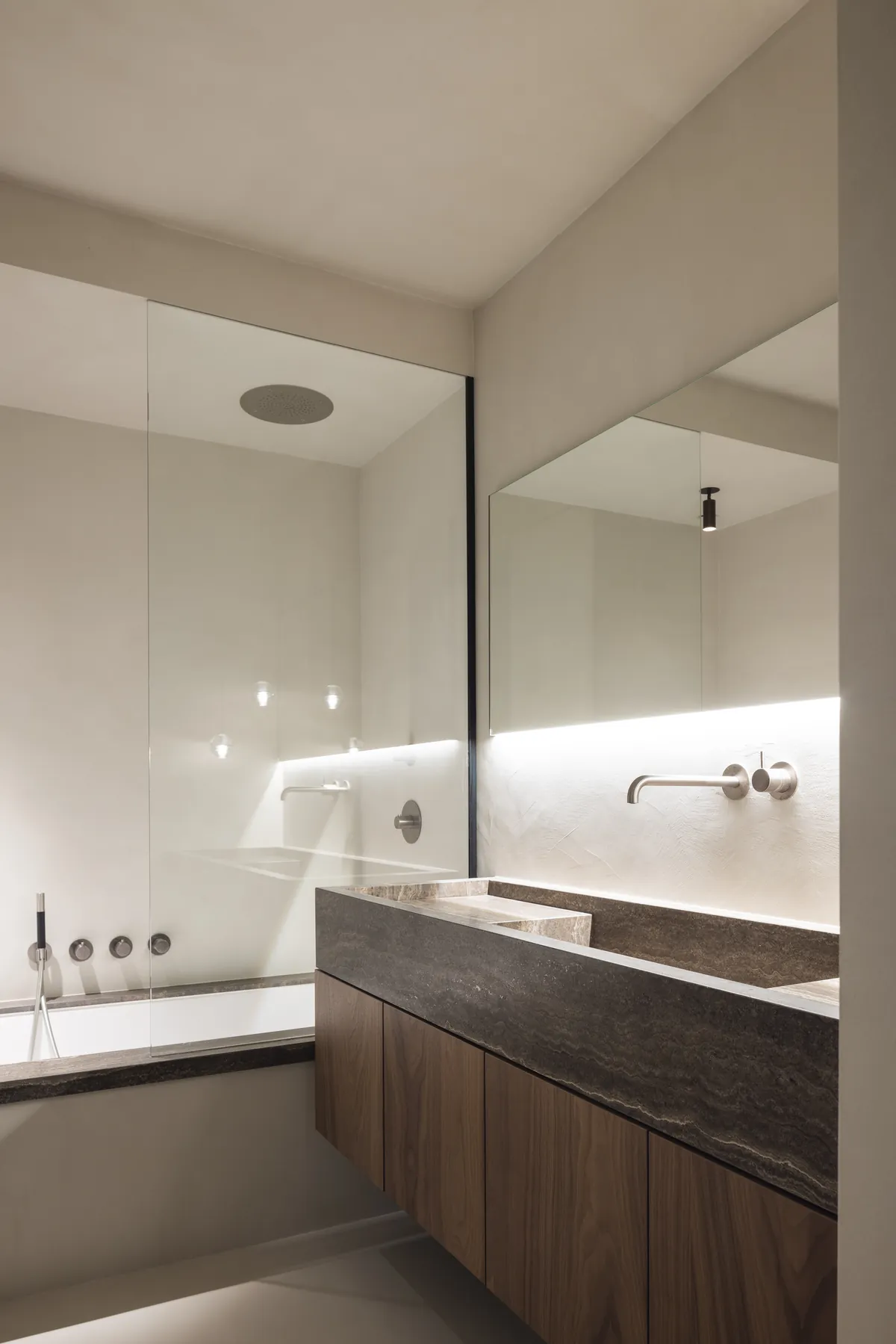 Badkamer met maatwerk en natuursteen