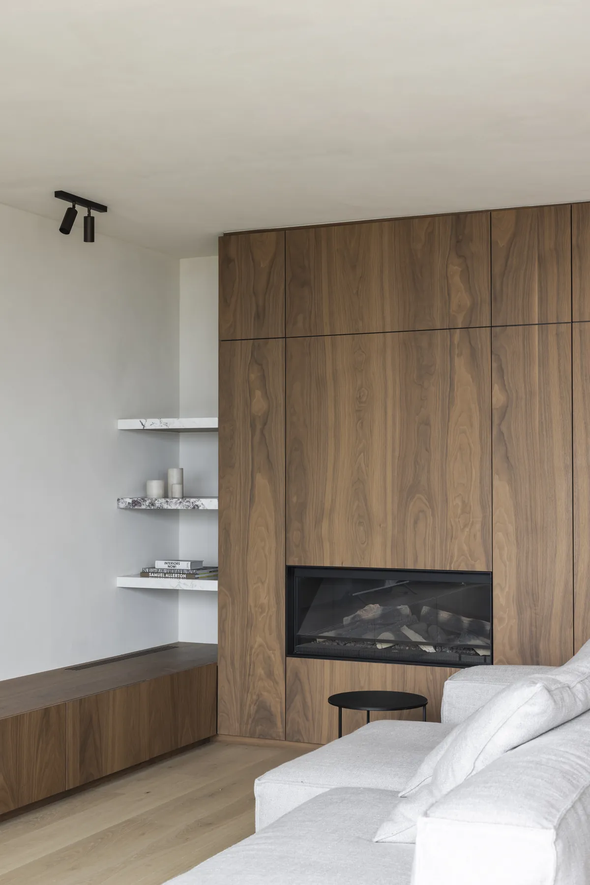 Haardwand met maatwerk in notelaar