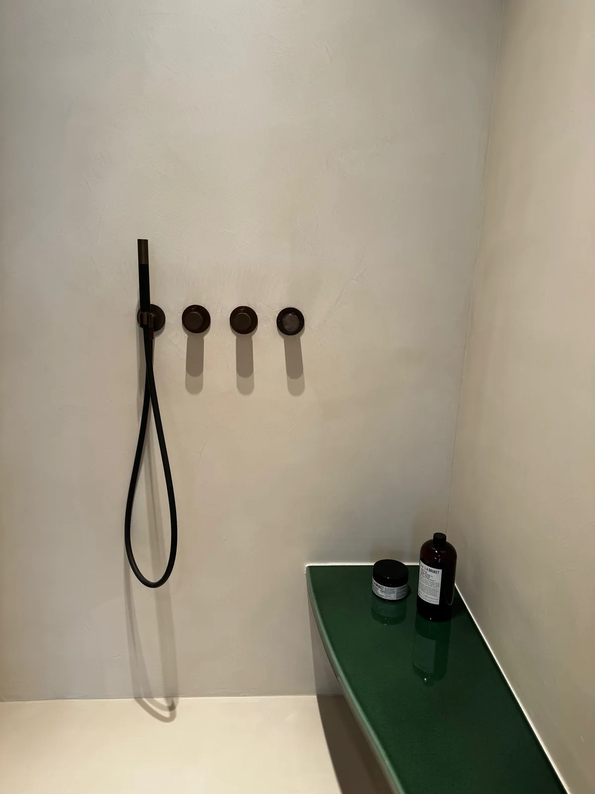 Douche met minerale wandafwerking