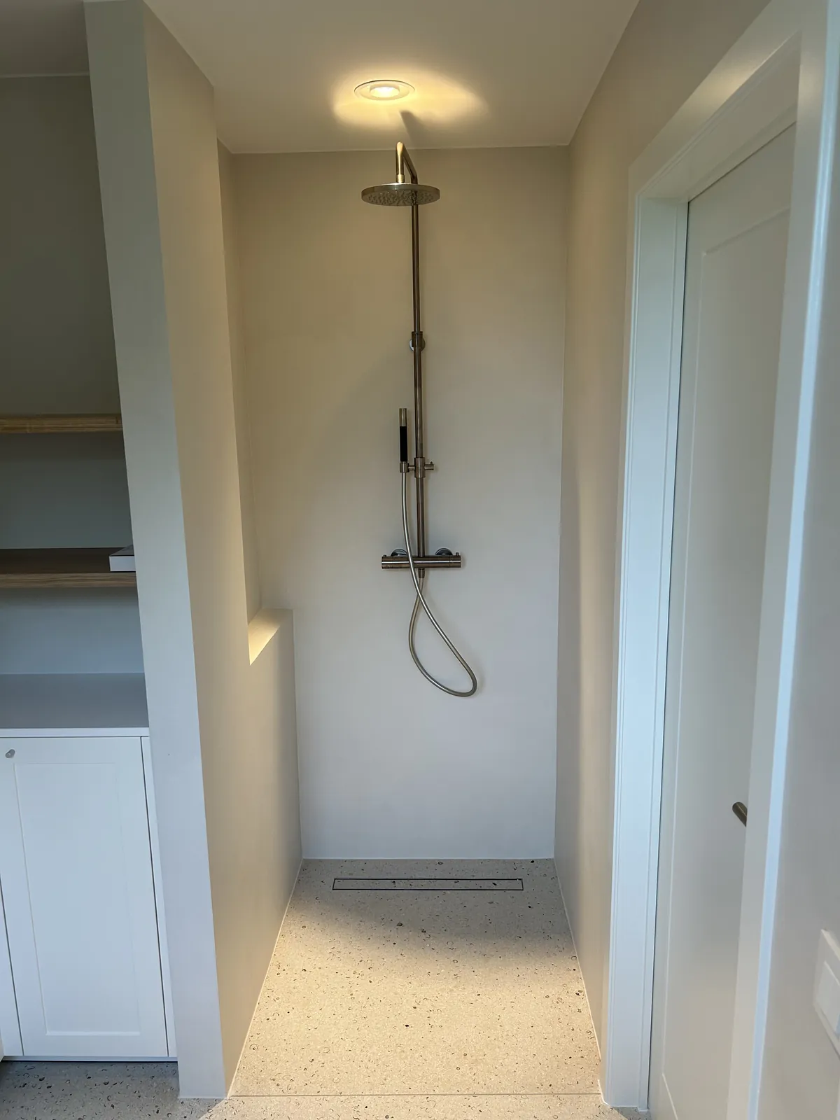 Inloopdouche met minerale afwerking
