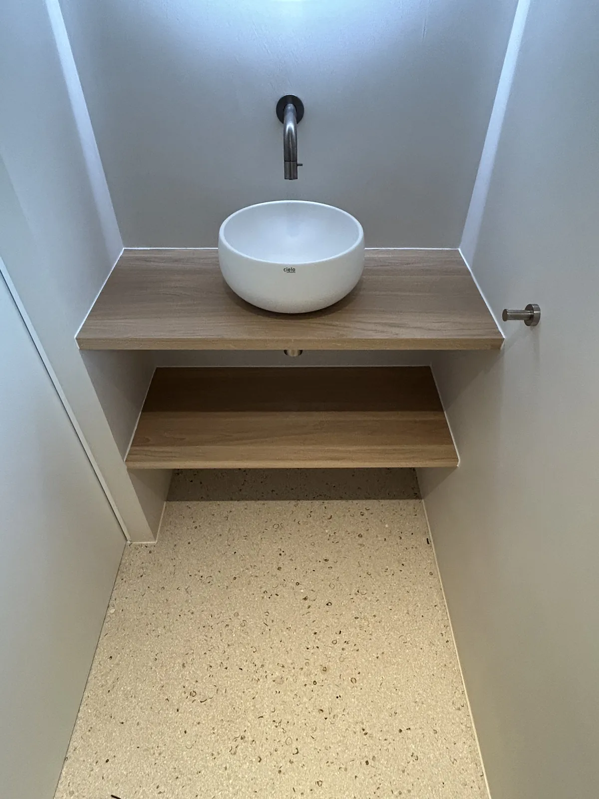 Compact wastafelmeubel met terrazzo vloer