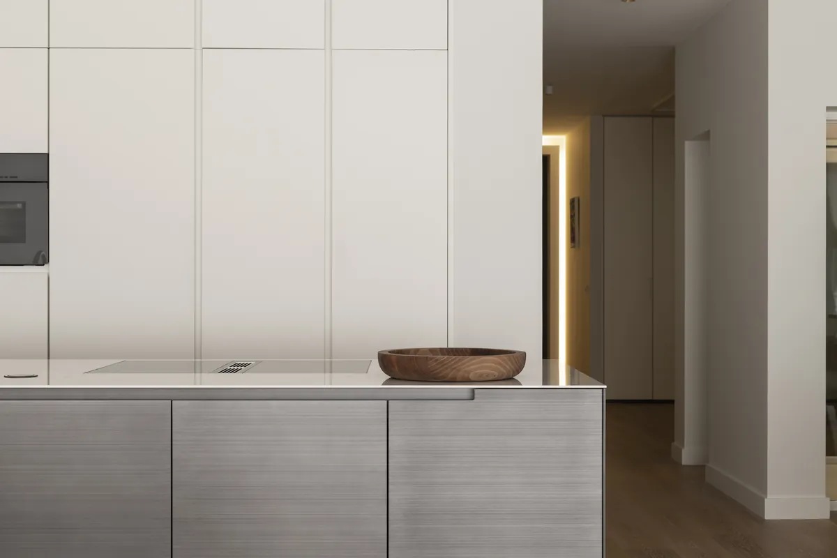 Minimalistische maatwerkkeuken in lichte tint