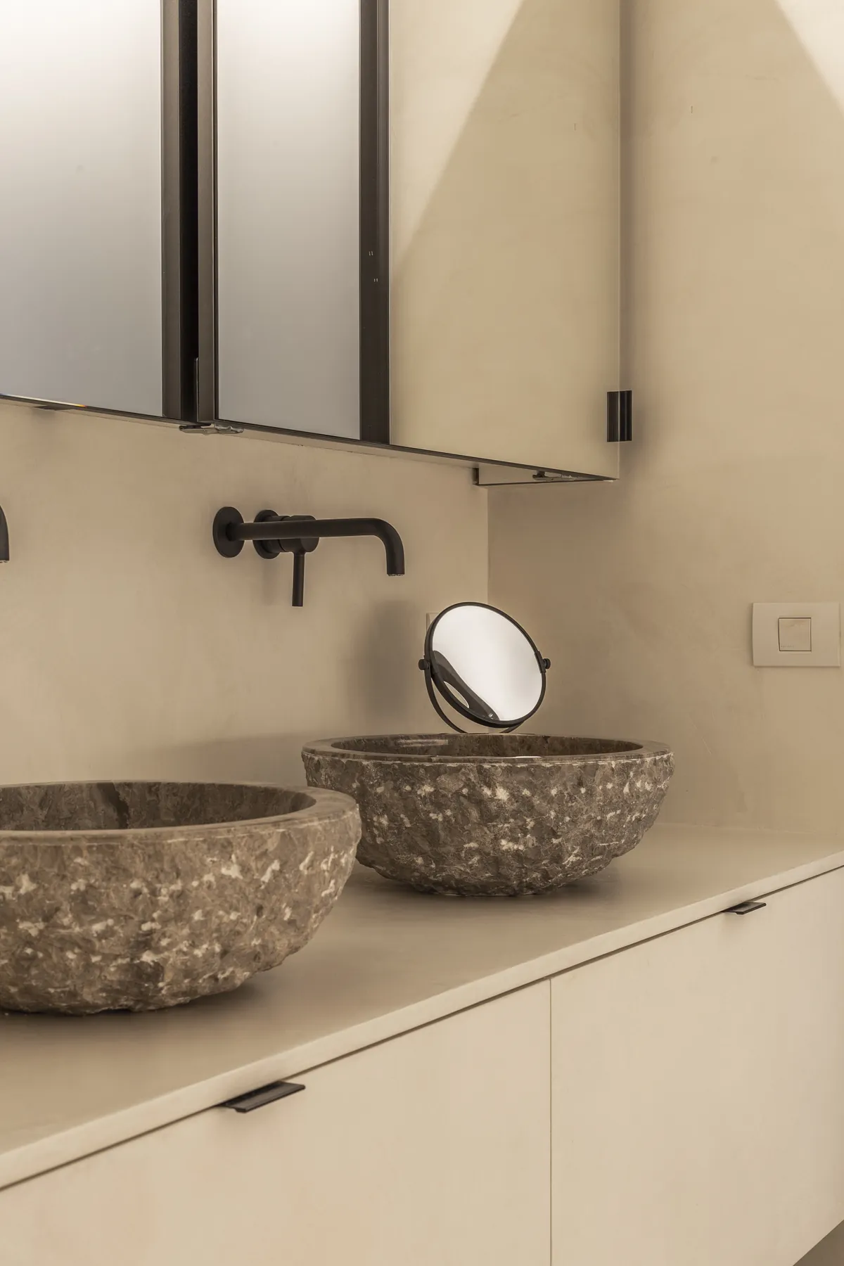 Dubbele natuurstenen wastafel met minerale wand