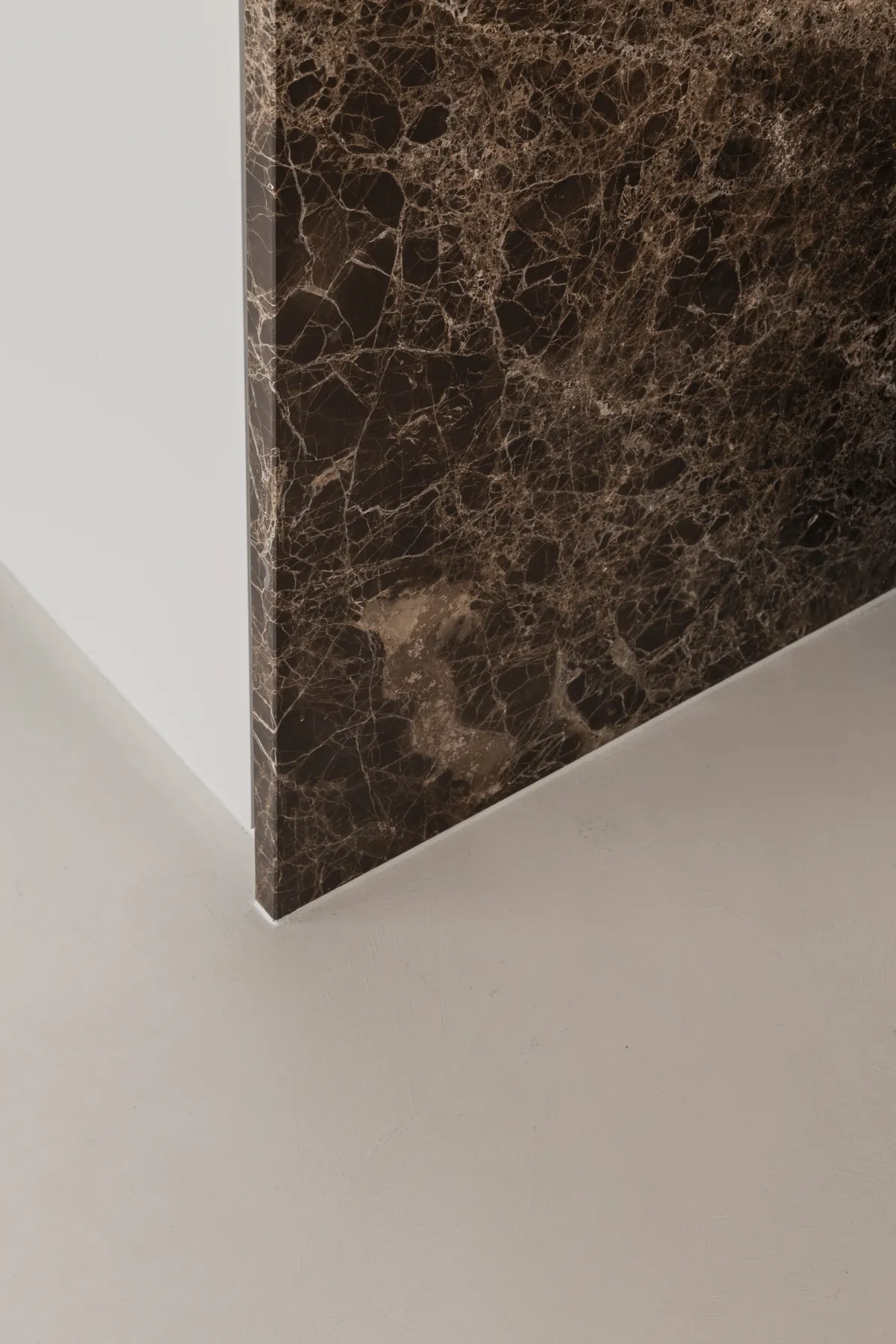Marmerdetail met minerale vloerafwerking