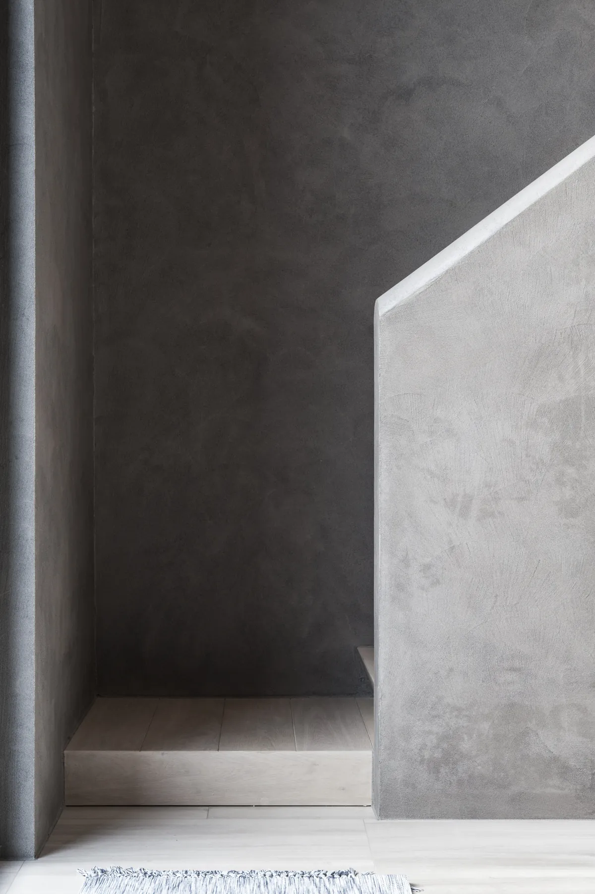 Sculpturale trap met minerale wandafwerking