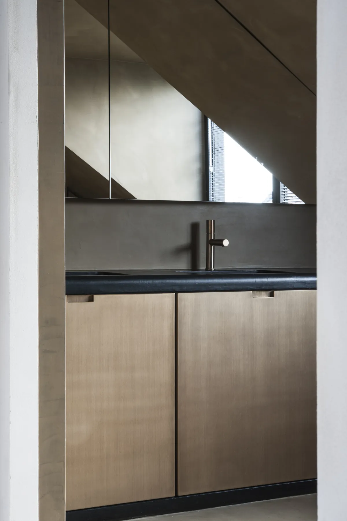 Compact wastafelmeubel met gebronsde fronten