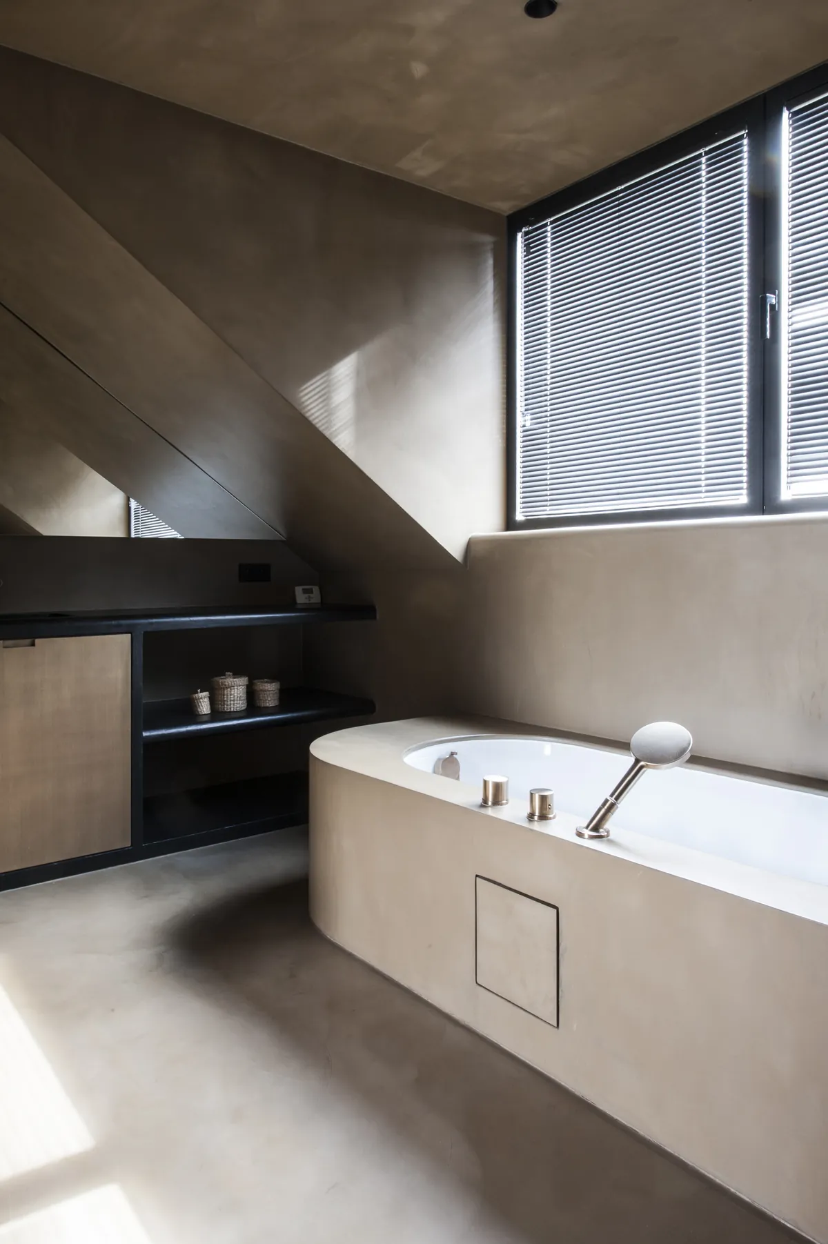 Badkamer met naadloze minerale afwerking