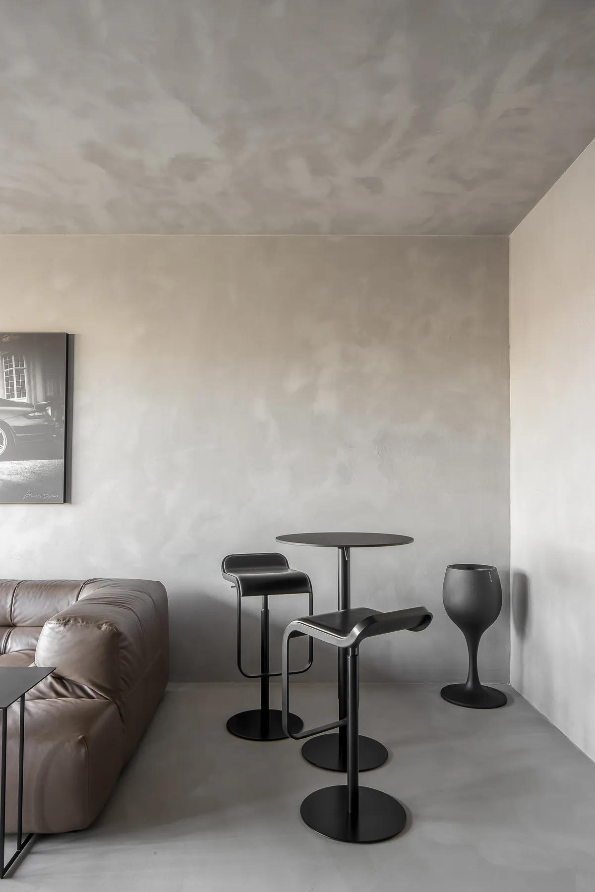 Lounge met doorlopende minerale afwerking