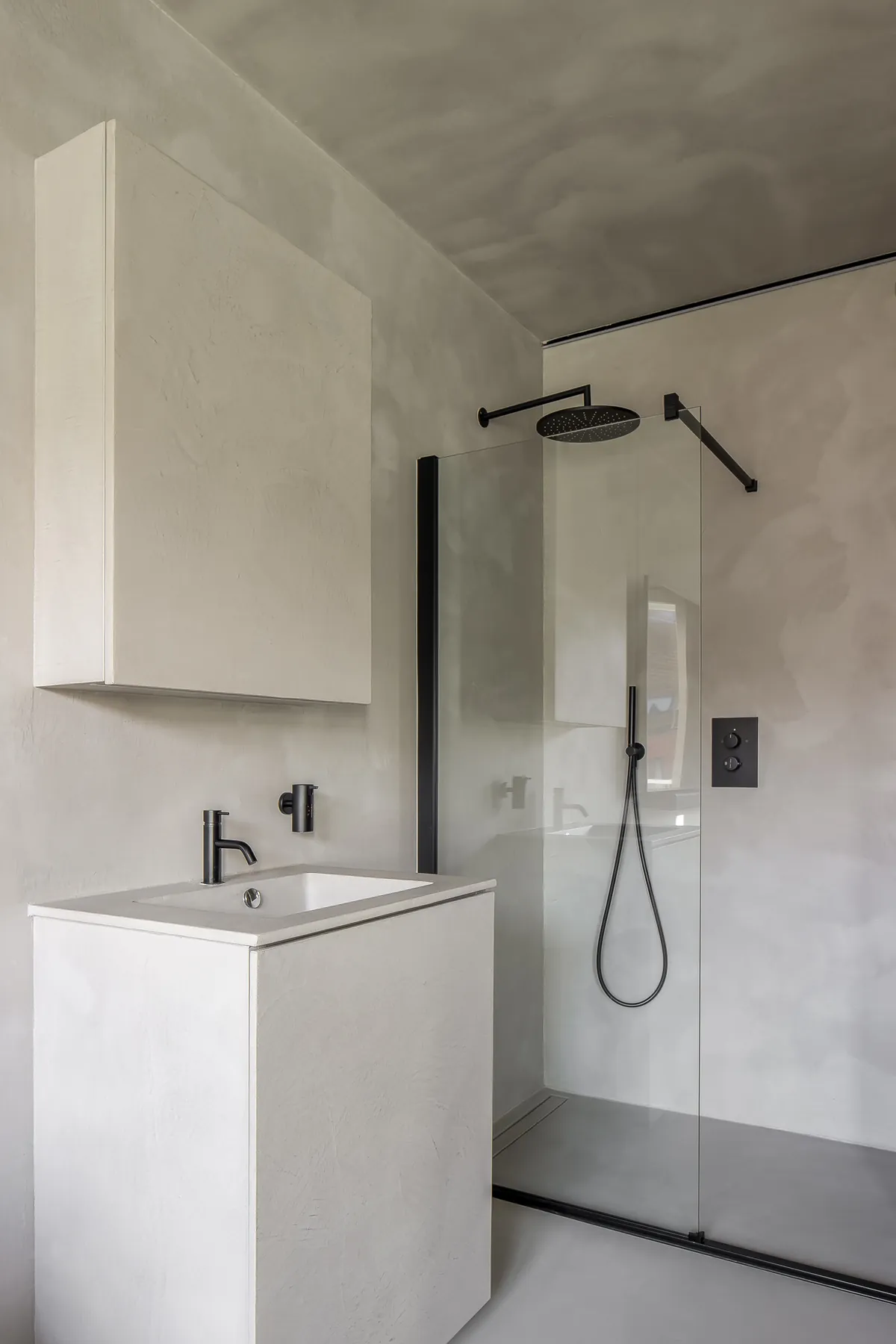 Badkamer met lichte minerale afwerking