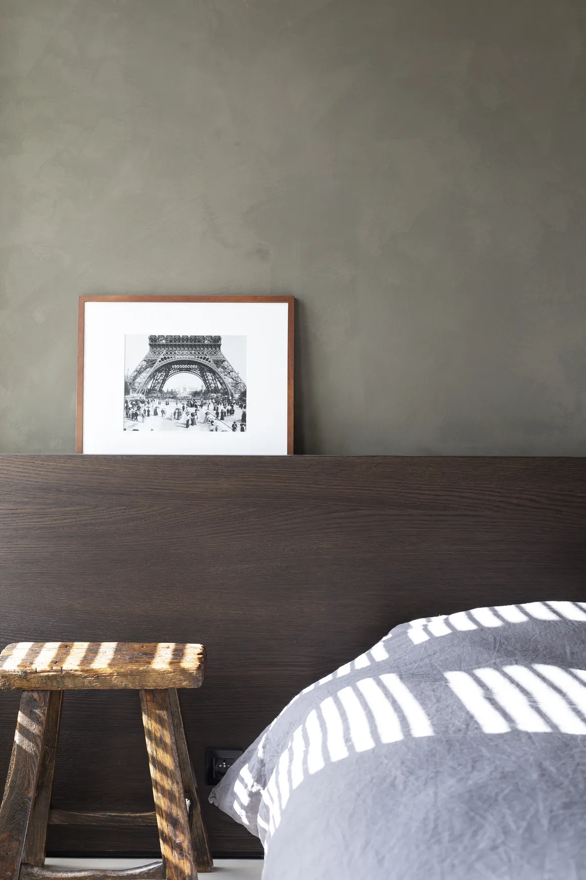 Slaapkamer met donker maatwerk en minerale wand