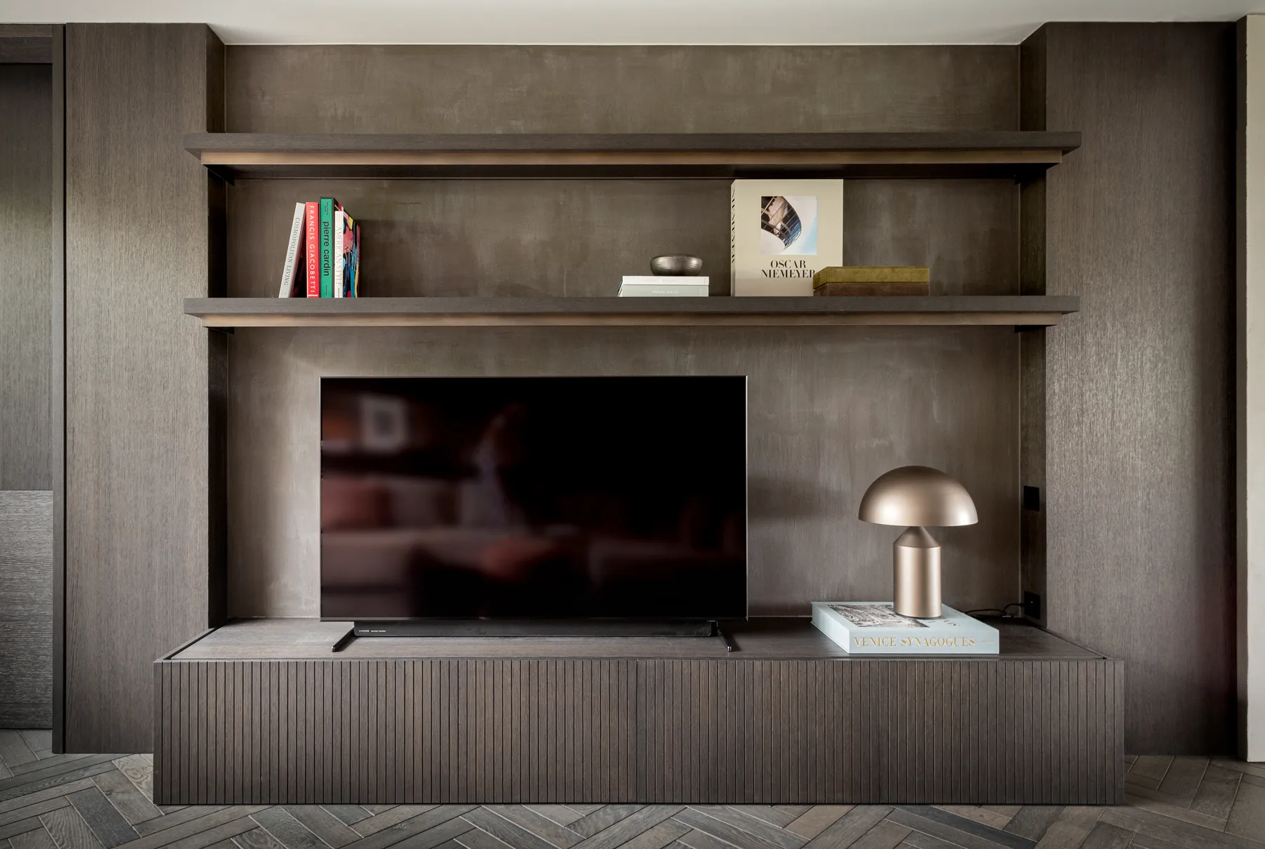 Maatwerk tv-wand met minerale afwerking