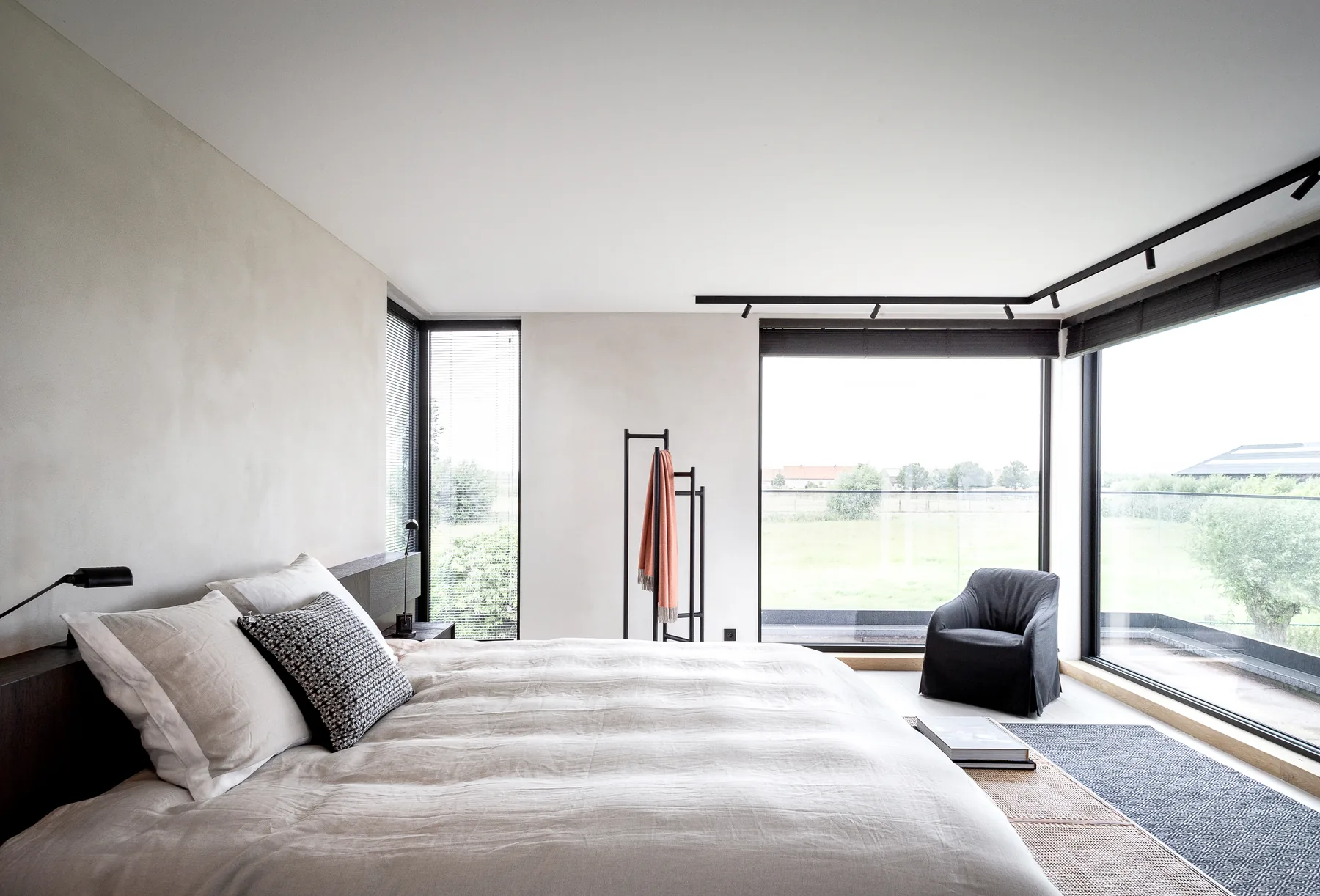 Lichte slaapkamer met minerale wandafwerking